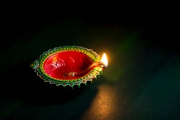 Happy Diwali - Clay Diya lámparas encendidas durante la celebración de Diwali. Diseño de tarjetas de felicitación del Festival Hindú Indio de Luz llamado Diwali — Foto de Stock