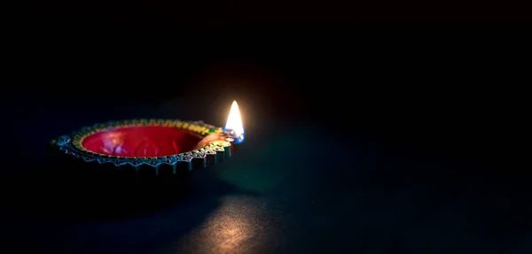 Happy Diwali - Clay Diya lampy zapalone podczas uroczystości Diwali. Projekt kartki z pozdrowieniami Indian Hindu Light Festival o nazwie Diwali — Zdjęcie stockowe