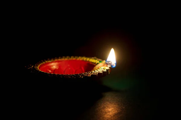 Happy Diwali - Clay Diya lámpák világított a Diwali ünnepség alatt. Üdvözlet kártya design Indiai Hindu Light Festival nevű Diwali — Stock Fotó