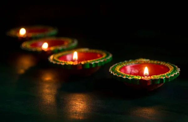 행복 한 디 왈리 - 디 왈리 축제 때 점화 된 점토 디야 램프. 디 왈리라고 하는 인도의 가벼운 축제 인인 도 카드 디자인 — 스톡 사진