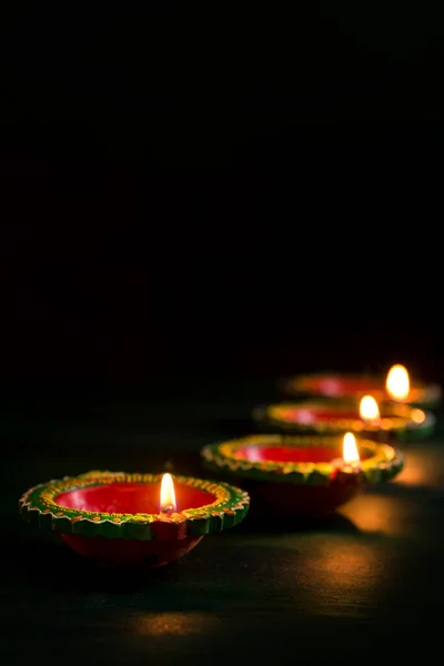 Happy Diwali - Lâmpadas Clay Diya acesas durante a celebração Diwali. Cartão de Saudações Design do Indian Hindu Light Festival chamado Diwali — Fotografia de Stock