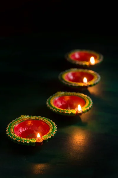 Happy Diwali - Clay Diya lámparas encendidas durante la celebración de Diwali. Diseño de tarjetas de felicitación del Festival Hindú Indio de Luz llamado Diwali — Foto de Stock