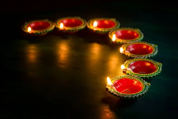Happy Diwali - Clay Diya lampy svítí při oslavě Diwali. Pozdrav Karta Design indického hinduistického světlého festivalu Diwali — Stock fotografie