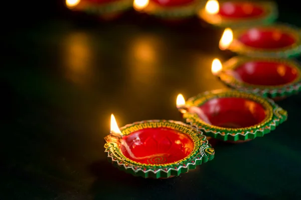 Happy Diwali - Clay Diya lámparas encendidas durante la celebración de Diwali. Diseño de tarjetas de felicitación del Festival Hindú Indio de Luz llamado Diwali — Foto de Stock