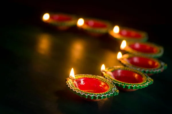 Mutlu Diwali 'ler. Diwali kutlamaları sırasında Clay Diya lambaları yandı. Hint Hindu Işık Festivali 'nin tebrik kartı tasarımı Diwali — Stok fotoğraf