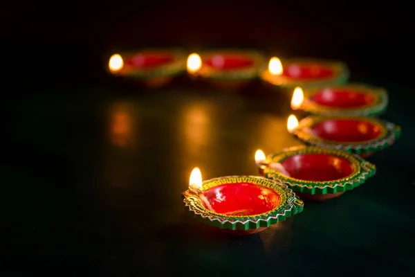 Happy Diwali - Clay Diya lámparas encendidas durante la celebración de Diwali. Diseño de tarjetas de felicitación del Festival Hindú Indio de Luz llamado Diwali — Foto de Stock