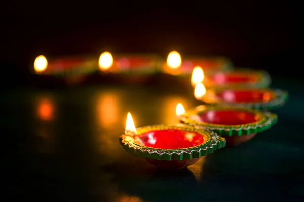 Happy Diwali - Lampu tanah liat Diya dinyalakan saat perayaan Diwali. Salam Desain Kartu Festival Cahaya Hindu India Diwali — Stok Foto