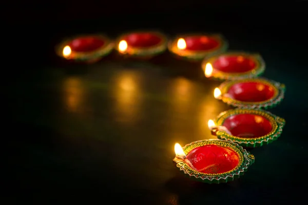 Mutlu Diwali 'ler. Diwali kutlamaları sırasında Clay Diya lambaları yandı. Hint Hindu Işık Festivali 'nin tebrik kartı tasarımı Diwali — Stok fotoğraf