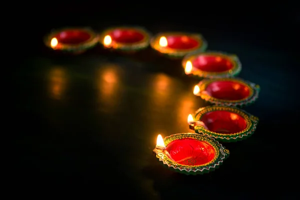 Happy Diwali - Klei Diya lampen aangestoken tijdens Diwali viering. Gegroet kaart ontwerp van Indiase Hindoe Light Festival genaamd Diwali — Stockfoto