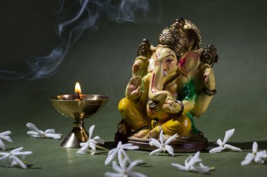 Hindu tanrı Ganesha. Ganesha İdolü. Koyu arkaplanda Ganesha Idol 'un renkli bir heykeli. Metin veya başlık için boşluk.
