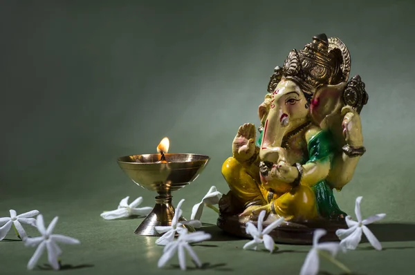 Dios hindú Ganesha. Ganesha Idol. Una estatua colorida de Ganesha ídolo sobre fondo oscuro. espacio para texto o título . —  Fotos de Stock