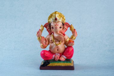 Hindu tanrısı Ganesha. Ganesha Idol mavi zemin üzerine.