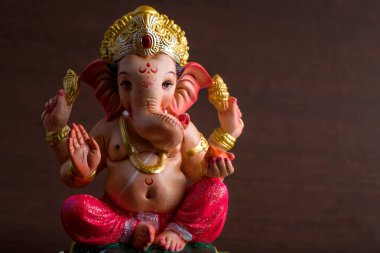 Hindu tanrı Ganesha. Koyu ahşap arka planda Ganesha Idol.