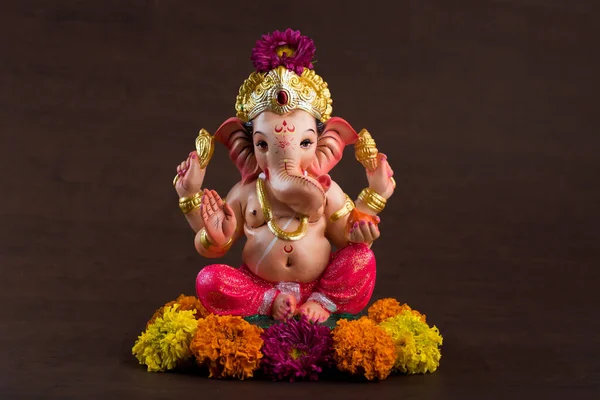 Hindu God Ganesha. Ganesha Idol on dark wooden background. — Stockfoto