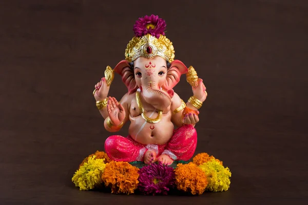 Hindu God Ganesha. Ganesha Idol on dark wooden background. — Stock Photo, Image