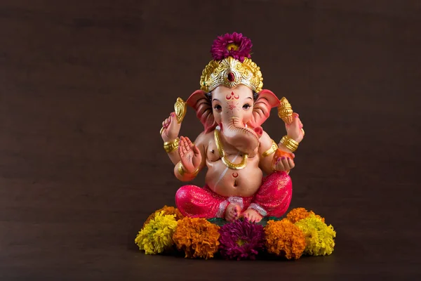 Hindu God Ganesha. Ganesha Idol on dark wooden background. — Stockfoto