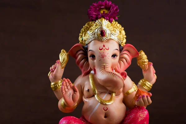 Hindoe God Ganesha. Ganesha Idol op donkere houten achtergrond. — Stockfoto