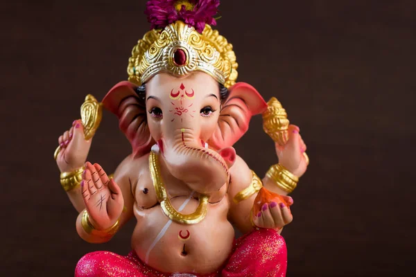 Hindoe God Ganesha. Ganesha Idol op donkere houten achtergrond. — Stockfoto
