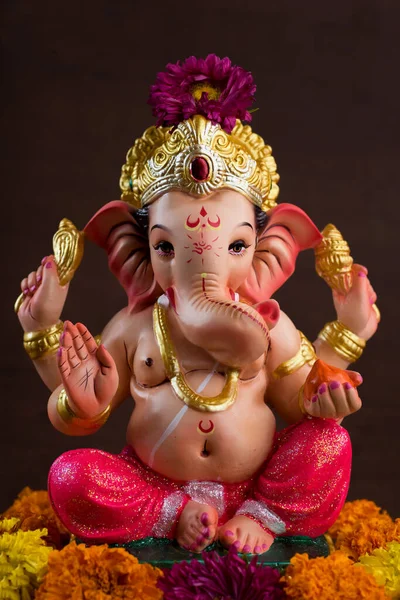 Dios hindú Ganesha. Ganesha ídolo sobre fondo de madera oscura . — Foto de Stock
