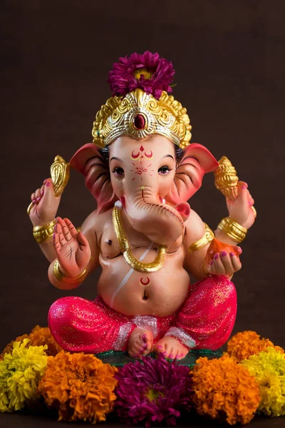 Hindu God Ganesha. Ganesha Idol on dark wooden background. — Stockfoto