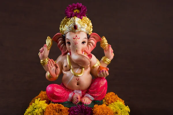 Hinduistischer Gott ganesha. Ganesha-Idol auf dunklem Holzgrund. — Stockfoto