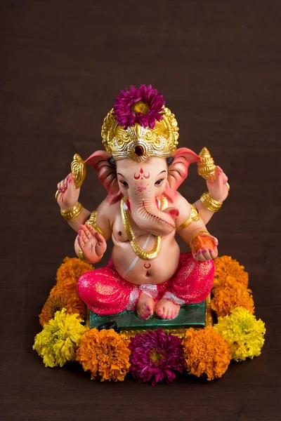 Hindu God Ganesha. Ganesha Idol on dark wooden background. — Stockfoto