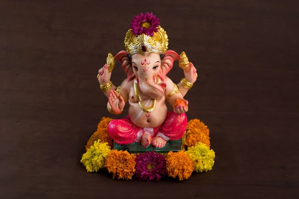 Hindu God Ganesha. Ganesha Idol on dark wooden background. — Stock Photo, Image