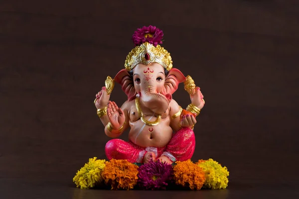 Hindu God Ganesha. Ganesha Idol on dark wooden background. — Stockfoto