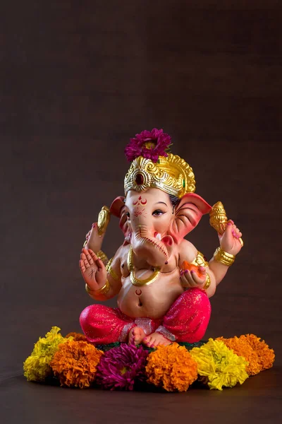 Dios hindú Ganesha. Ganesha ídolo sobre fondo de madera oscura . —  Fotos de Stock