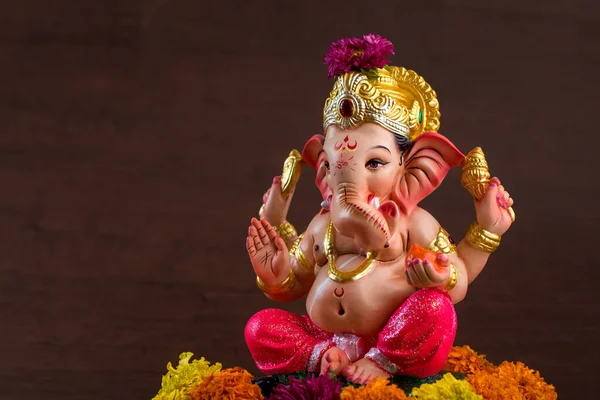 Hinduistischer Gott ganesha. Ganesha-Idol auf dunklem Holzgrund. — Stockfoto