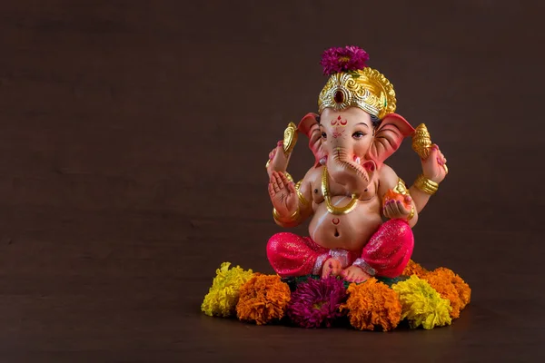 Hindu God Ganesha. Ganesha Idol on dark wooden background. — Stockfoto