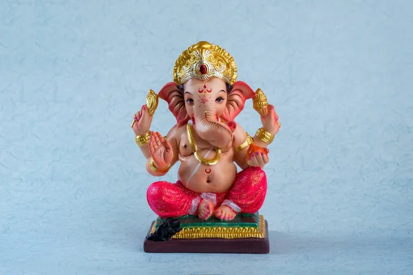 Hinduiska guden Ganesha. Ganesha Idol på blå bakgrund. — Stockfoto