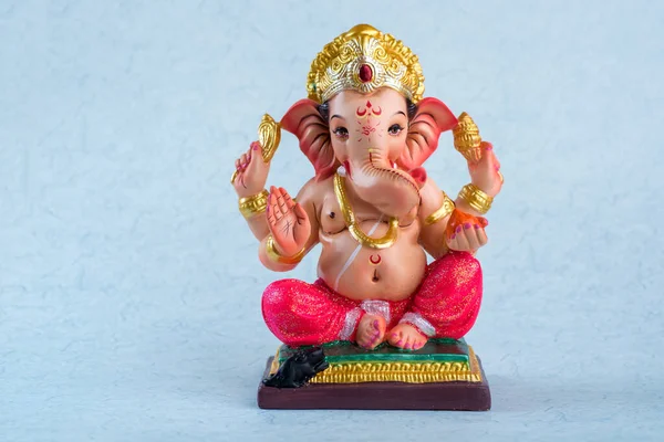 Hindoe-God Ganesha. Ganesha idool op blauwe achtergrond. — Stockfoto