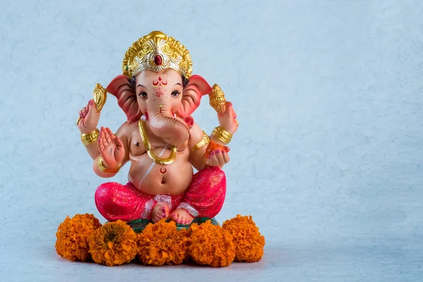 Hindoe-God Ganesha. Ganesha idool op blauwe achtergrond. — Stockfoto