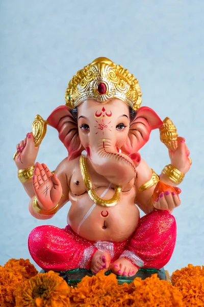Hinduski Bóg Ganesha. Ganesha Idol na niebieskim tle. — Zdjęcie stockowe