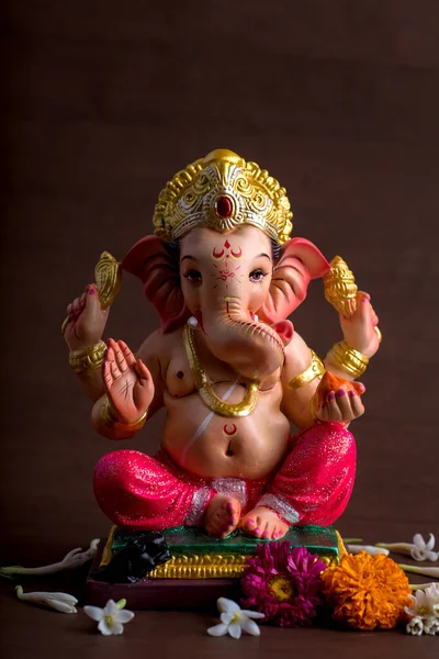 Hindu God Ganesha. Ganesha Idol on dark wooden background. — Stockfoto