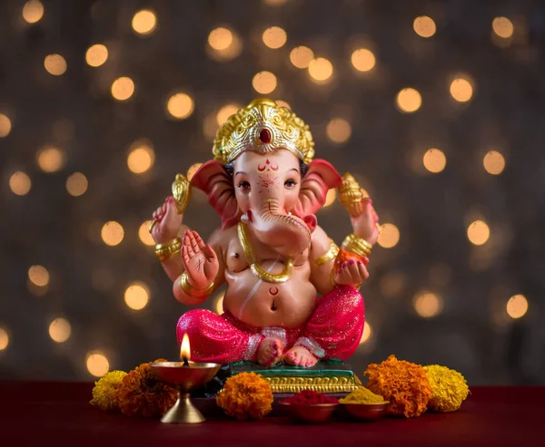 Hindu-Gott Ganesha auf blauem Bokeh-Hintergrund, Ganesha-Idol. — Stockfoto