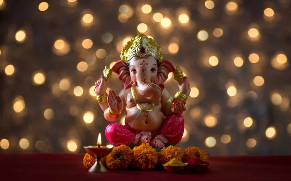 Hindu God Ganesha on Blured bokeh background, Ganesha Idol. — Stockfoto