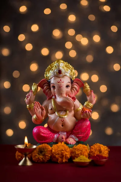 Hindu God Ganesha on Blured bokeh background, Ganesha Idol. — Stockfoto