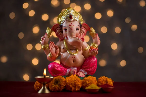 Hindu-Gott Ganesha auf blauem Bokeh-Hintergrund, Ganesha-Idol. — Stockfoto