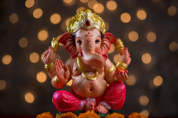 Hindu God Ganesha on Blured bokeh background, Ganesha Idol. — Stockfoto