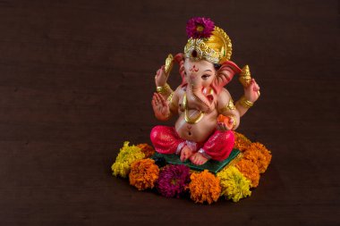 Hindu tanrı Ganesha. Koyu ahşap arka planda Ganesha Idol.