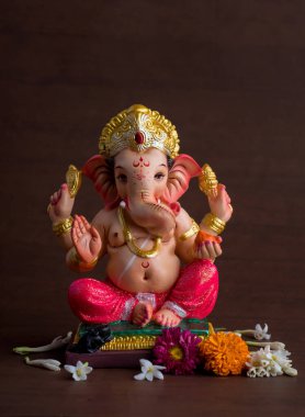 Hindu tanrı Ganesha. Koyu ahşap arka planda Ganesha Idol.