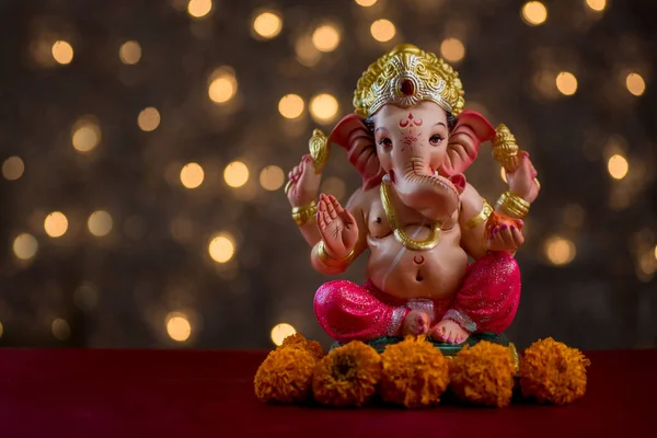 Dio indù Ganesha su sfondo bokeh Blured, Ganesha Idol . — Foto Stock