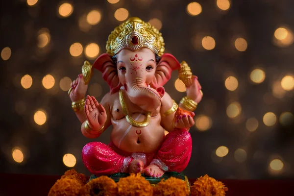 Hindu God Ganesha on Blured bokeh background, Ganesha Idol. — Stockfoto