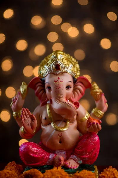 Hindu God Ganesha on Blured bokeh background, Ganesha Idol. — Stockfoto