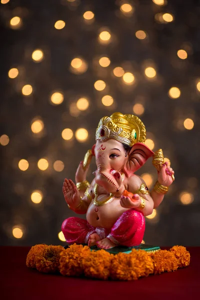 Deus Hindu Ganesha em fundo azul bokeh, Ganesha Idol . — Fotografia de Stock