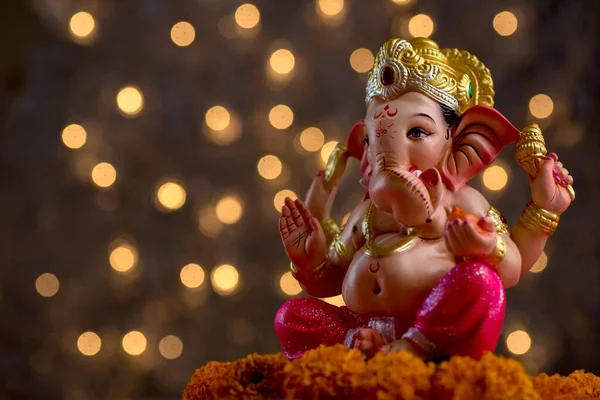 Hindu-Gott Ganesha auf blauem Bokeh-Hintergrund, Ganesha-Idol. — Stockfoto