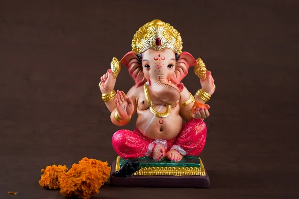 Dio indù Ganesha. Ganesha Idol su sfondo di legno scuro . — Foto Stock