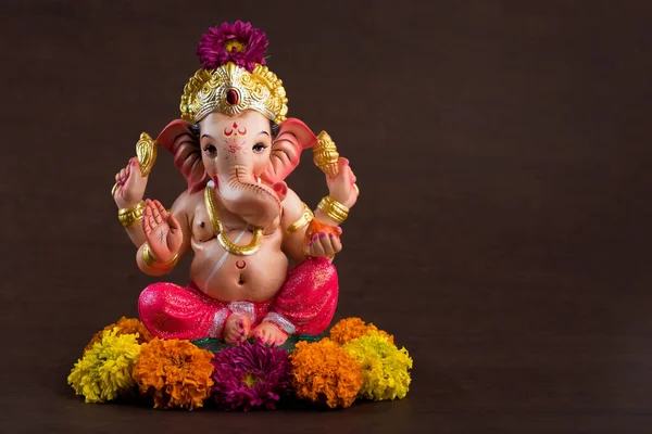 Hindu God Ganesha. Ganesha Idol on dark wooden background. — Stockfoto